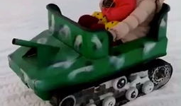 儿童坦克视频,萌娃演绎军事梦想